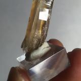Cuarzo (variedad citrino)<br />Mina Amistad, Villasbuenas, Comarca La Ramajería, Salamanca, Castilla y León, España<br />4x1 cm aprox<br /> (Autor: ximocompany)