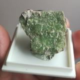 Andradita (variedad demantoide)<br />Herbeira, Cariño, Comarca Ortegal, La Coruña / A Coruña, Galicia / Galiza, España<br />Tamaño de la caja 35x45 mm aprox<br /> (Autor: ximocompany)