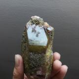 Cuarzo (variedad ahumado) con Epidota<br />Monte Xiabre, Vilagarcía de Arousa, Comarca O Salnés, Pontevedra, Galicia / Galiza, España<br />15x8cm aprox<br /> (Autor: ximocompany)