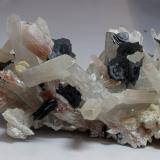 Hematites, Cuarzo<br />Hexigten Banner (Kèshíkèténg Qí), Chifeng (Ulanhad), Región Autónoma Mongolia Interior, China<br />26x10 cm<br /> (Autor: Ramon A  Lopez Garcia)