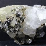 Calcita, Pirita y FluoritaEl Hammam, Ait Mimoune, Provincia Khémisset, Región Rabat-Salé-Kénitra, Marruecos60 x 39 x 27 mm (Autor: José Luis Zamora)
