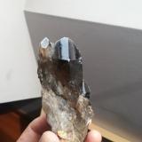 Cuarzo (variedad ahumado)<br />Afloramiento de filones de cuarzo en granito, Embalse de Salas, Muíños, Comarca Baixa Limia, Orense / Ourense, Galicia / Galiza, España<br />14x5 cm aprox<br /> (Autor: ximocompany)