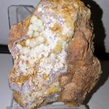 Fluorapatito (variedad carbonato-fluorapatito)<br />Pedrera Sansón, Santa Creu d'Olorda, Serra de Collserola, Sant Feliu de Llobregat, Comarca Baix Llobregat, Barcelona, Cataluña / Catalunya, España<br />5,5x4,5 cm.<br /> (Autor: Adri Rodríguez)