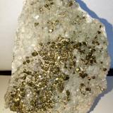 Pirita, Calcita<br />Pedrera Berta, Turó de Can Domènech, Serra de Roques Blanques, Sant Cugat del Vallès-El Papiol, Comarca Vallès Occidental / Baix Llobregat, Barcelona, Cataluña / Catalunya, España<br />7x5,5 cm.<br /> (Autor: Adri Rodríguez)