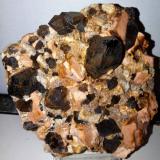 Cuarzo (variedad ahumado), Microclina, Albita<br />Cantera Soliva (Cantera trabajos del AVE), Can Sala, Riudarenes, Comarca La Selva, Gerona / Girona, Cataluña / Catalunya, España<br />9x9 cm.<br /> (Autor: Adri Rodríguez)