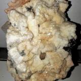 Albita, Microclina, Cuarzo (variedad ahumado)Mas Sever Quarry, Massabè (Mas Ceber), Sils, Comarca La Selva, Gerona / Girona, Catalonia / Catalunya, Spain8,5x6,5 cm. (Autor: Adri Rodríguez)