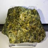 Epidota<br />Barranc de les Collades, Pantà d'Escales, Casterner de les Olles, Tremp, Comarca Pallars Jussà, Lérida / Lleida, Cataluña / Catalunya, España<br />6,5x5 cm.<br /> (Autor: Adri Rodríguez)