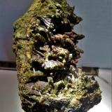 Epidota<br />Barranc de les Collades, Pantà d'Escales, Casterner de les Olles, Tremp, Comarca Pallars Jussà, Lérida / Lleida, Cataluña / Catalunya, España<br />8,5x5 cm.<br /> (Autor: Adri Rodríguez)