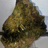 Epidota<br />Barranc de les Collades, Pantà d'Escales, Casterner de les Olles, Tremp, Comarca Pallars Jussà, Lérida / Lleida, Cataluña / Catalunya, España<br />8,5x7 cm.<br /> (Autor: Adri Rodríguez)