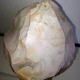 Ópalo<br />Puig de les Moleres, Caldes de Malavella, Comarca La Selva, Gerona / Girona, Cataluña / Catalunya, España<br />9x9 cm.<br /> (Autor: Adri Rodríguez)