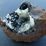 Goethita, CalcitaDolores Mine, Coto Urallaga, Galdames, Comarca Las Encartaciones, Vizcaya / Bizkaia, Basque Country (Euskadi), Spain4 x 4 cm. (Autor: javier ruiz martin)