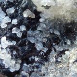 Goethita, CalcitaDolores Mine, Coto Urallaga, Galdames, Comarca Las Encartaciones, Vizcaya / Bizkaia, Basque Country (Euskadi), Spain4 x 4 cm. (Autor: javier ruiz martin)