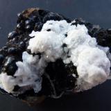 Goethita, Calcita y óxidos de manganesoDolores Mine, Coto Urallaga, Galdames, Comarca Las Encartaciones, Vizcaya / Bizkaia, Basque Country (Euskadi), Spain5 x 4 cm. (Autor: javier ruiz martin)