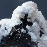 Goethita, calcita y óxidos de manganesoDolores Mine, Coto Urallaga, Galdames, Comarca Las Encartaciones, Vizcaya / Bizkaia, Basque Country (Euskadi), Spain5 x 4 cm. (Autor: javier ruiz martin)