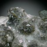 Fluorite, Calcite, PyriteMina Ladywash, Eyam, Derbyshire, Inglaterra / Reino UnidoFOV = 8 cm (Author: Jesse Fisher)