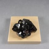 Casiterita<br />Llallagua, Provincia Rafael Bustillo, Departamento Potosí, Bolivia<br />4,5 x 3,8 x 2,4 cm.<br /> (Autor: J. G. Alcolea)