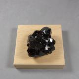 Casiterita<br />Llallagua, Provincia Rafael Bustillo, Departamento Potosí, Bolivia<br />4,5 x 3,8 x 2,4 cm.<br /> (Autor: J. G. Alcolea)