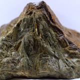 Hedenbergita<br />Mina de Can Llavor, Serrat del Torn, Sant Martí Sacalm, Susqueda, Comarca La Selva, Gerona / Girona, Cataluña / Catalunya, España<br />61 x 44 x 44 mm.Serrat del Torn<br /> (Autor: José Luis Zamora)