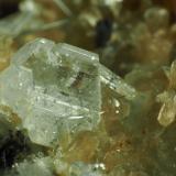 Albita, Stilbita-Ca (Estilbita-Ca), Turmalina (Grupo)Los Taberneros Quarry, (La Cabrera pluton), Los Taberneros, El Berrueco, Comarca Sierra Norte, Community of Madrid, SpainLongitud cristal  4 mm. (Autor: Félix Marcos)