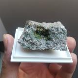 Clinozoisita, Pumpellita y Oligoclasa<br />Cantera Los Arenales, Monte La Rocha de Piquer, Torás, Comarca Alto Palancia, Castellón / Castelló, Comunidad Valenciana / Comunitat Valenciana, España<br />6x4 cm aprox<br /> (Autor: ximocompany)