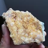 Fluorita<br />Mina María Magdalena (Mina Santiago), Lo Fangar (Els Solans) / La Font del Metge, Ulldemolins, Comarca Priorat, Tarragona, Cataluña / Catalunya, España<br />7x8 cm aprox<br /> (Autor: ximocompany)