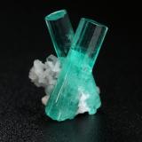 Beryl (variety emerald), Albite (variety cleavelandite), Pyrite<br />Chivor mining district, Municipio Chivor, Eastern Emerald Belt, Boyacá Department, Colombia<br />both crystals are 15mm long<br /> (Author: Fiebre Verde)