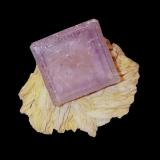 Fluorita<br />La Cabaña, Valdelmar, zona minera de Berbes, Berbes, Ribadesella, Comarca Oriente, Principado de Asturias (Asturias), España<br />6,5x5,5x5 cm.<br /> (Autor: Nacho)