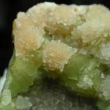 Calcita sobre Adamita (variedad cuprífera)<br />Mina Ojuela, Mapimí, Municipio Mapimí, Durango, México<br />35x30 mm<br /> (Autor: Ignacio)