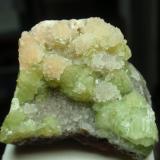 Calcita sobre Adamita (variedad cuprífera)<br />Mina Ojuela, Mapimí, Municipio Mapimí, Durango, México<br />35x30 mm<br /> (Autor: Ignacio)