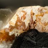 Titanite, Anatase, BrookiteZona Hansen Creek Crystal, arroyo Hansen, North Bend, Condado King, Washington, USAFOV = 1.7 mm (Author: Doug)