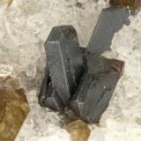 Ilmenite, Enstatite<br />Summit Rock, Klamath County, Oregon, USA<br />FOV = 1.4 mm<br /> (Author: Doug)