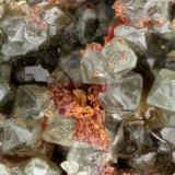Scorodite, CarminiteMina Gold Hill, Gold Hill, Distrito Gold Hill, Condado Tooele, Utah, USAFOV = 3.6 mm (Author: Doug)