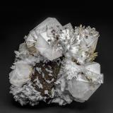 Quartz, Calcite, Siderite<br />Potosí Mine, Santo Domingo (Francisco Portillo), Santa Eulalia District, Municipio Aquiles Serdán, Chihuahua, Mexico<br />7.6 x 6.7 cm<br /> (Author: am mizunaka)