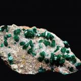 Dioptasa, Calcita<br />Mina Tsumeb, Tsumeb, Región Otjikoto, Namibia<br />9,7 x 7,2 cm.<br /> (Autor: Xavier Bordas)