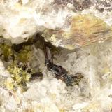 PseudobrookiteSummit Rock, Condado Klamath, Oregon, USAFOV = 2.3 mm (Author: Doug)