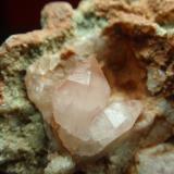 Cuarzo (variedad rosa)<br />Yacimiento de cuarzos rosas, Embalse de Pálmaces, Pálmaces de Jadraque, Comarca Sierra norte de Guadalajara, Guadalajara, Castilla-La Mancha, España<br />30x30 mm<br /> (Autor: Ignacio)