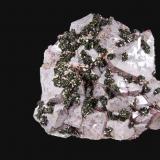Cuarzo, Epidota, Hematites<br />Provincia Hunan, China<br />12,8 x 10,6 cm<br /> (Autor: Xavier Bordas)
