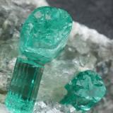 Beryl (variety emerald), Calcite, PyriteChivor (distrito minero), Municipio Chivor, Cinturón Esmeraldífero Oriental, Departamento Boyacá, Colombia77x24x45mm, longest xl=7mm (Author: Fiebre Verde)