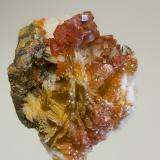 Vanadinite, BaryteMibladen (distrito minero Mibladen), Midelt, Provincia Midelt, Región Drâa-Tafilalet, Marruecos3 X 4 cm (Author: Richard Arseneau)