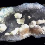 Mordenita y Cuarzo.<br />Distrito Jalgaon, Maharashtra, India<br />150x75 mm.<br /> (Autor: Jesus Franquesa Baucells)