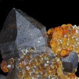 Cuarzo (variedad ahumado), Spessartina (Espesartina)<br />Tongbei, Yunxiao, Prefectura Zhangzhou, Provincia Fujian, China<br />6,1 x 5,4 cm.<br /> (Autor: Xavier Bordas)
