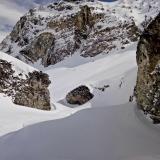 Val D&rsquo;Isère, Saboya, Alpes, Francia.
Aunque en esta época del año la nieve cubre la mayor parte del paisaje, en las laderas empinadas quedan al descubierto afloramientos de calizas y dolomías de edad triásica. (Autor: Josele)