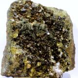 Epidota<br />Barranc de les Collades, Pantà d'Escales, Casterner de les Olles, Tremp, Comarca Pallars Jussà, Lérida / Lleida, Cataluña / Catalunya, España<br />53 x 48 x 25<br /> (Autor: José Luis Zamora)