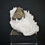 Sphalerite and QuartzComplejo Trep&#269;a, Valle Trep&#269;a, Kosovska Mitrovica, Distrito Kosovska Mitrovica, Kosovo75mm x 40mm x 25mm (Author: Philippe Durand)