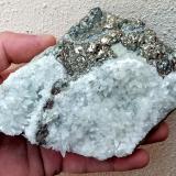 Calcita sobre PiritaCan Negret Quarry, Can Negret, Alaró, Mallorca, Balearic Islands / Illes Balears, Spain129 mm (Autor: José Juárez Ruiz)