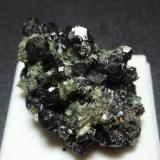 Magnetita sobre Actinolita (variedad byssolita / bisolita)<br />Mina La Herrería, Burguillos del Cerro, Comarca Zafra-Río Bodión, Badajoz, Extremadura, España<br />30x30 mm<br /> (Autor: Ignacio)