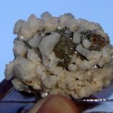 Albita, Oligoclasa, Pseudoleucita y AnalcimaDo Guaxinim Mine, São João do Manteninha, Vale do Rio Doce, Minas Gerais, Brazil4,7 x 4,6 x 4 cm (Autor: Anisio Claudio)