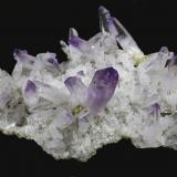 Cuarzo (variedad amatista)<br />Cerro de la Concordia, Piedra Parada (Las Vigas), Municipio Tatatila, Veracruz (Veracruz de Ignacio de la Llave), México<br />10,8 x 6,7 cm.<br /> (Autor: Xavier bordas)