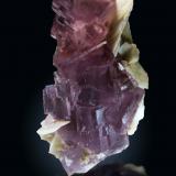 Fluorita, Barita<br />Cantera de Los Cobayos (La Paredona), zona minera de Berbes, Los Cobayos, Berbes, Ribadesella, Comarca Oriente, Principado de Asturias (Asturias), España<br />13 x 6cm, cristales hasta 3.5cm de arista<br /> (Autor: Raul Vancouver)