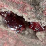 Cinabrio<br />Banco de San Pedro-San Diego, Mina de Almadén, Almadén, Comarca Valle de Alcudia, Ciudad Real, Castilla-La Mancha, España<br />cristales de 2.1 y 1cm respectivamente<br /> (Autor: Raul Vancouver)